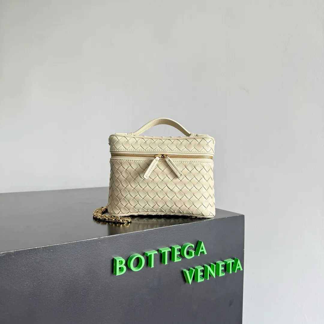 Batch 1480 BOTTEGA VENETA2025 new women's small Soft Vanity cosmetic bag, using the classic Intrecciato weaving technique, inheriting the classics, the ring buckle design 😎 The light metal chain gives you a high-end sense of matching, the chain is removable, and it can be used as a handbag ~ An elegant small bag that is perfect for participating in events. The overall body of the bag is as soft as marshmallow and can be easily kneaded, showing the strong toughness and high-end feel of the leather. The touch of sheepskin is so amazing. It is so healing when pinched! I have absolutely no resistance to small bags! ! ! Style No.: 843800 Color: Sea Salt Size: 19*14*3cm